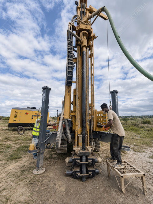 Rig Pengeboran JRC200 DTH & RC Membuktikan Kebermanfaatannya di Afrika